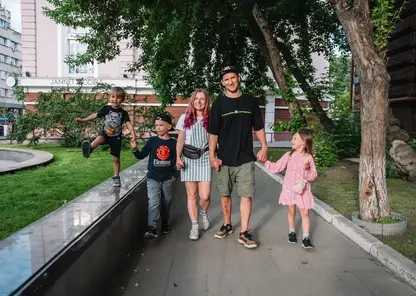"План есть всегда, но жизнь - это импровизация": предпринимательница из Красноярска рассказала, как ей удается вести бизнес, помогать мужу с влогом и растить троих детей