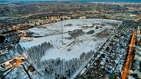В Красноярске демонтируют антенны на поле между Ботаническим и Ветлужанкой