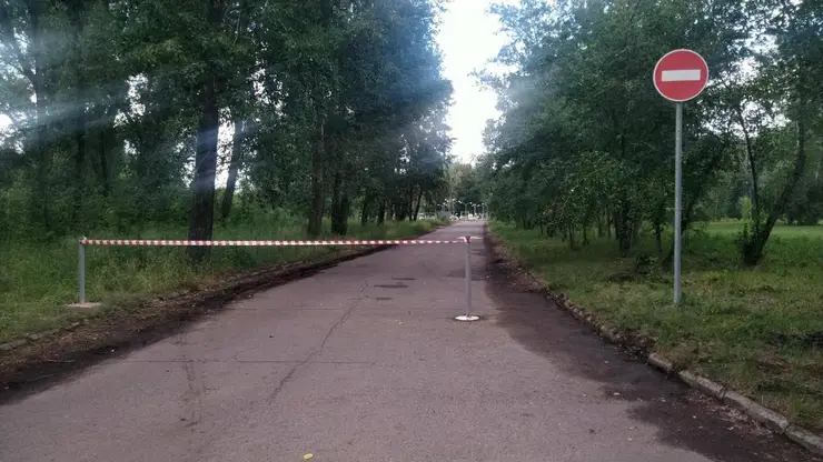 В Красноярске у нового инклюзивного парка на о. Отдыха установят железную цепь из-за водителей