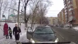В Красноярске женщина-водитель ехала по встречке по дороге с односторонним движением