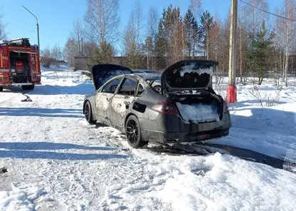 В посёлке Красноярского края загорелся автомобиль