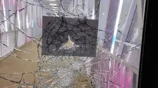 В Красноярске вандалы разбили стеклянные двери пешеходного перехода через ул. Волочаевская