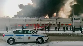 В Красноярске ограничили движение транспорта из-за горящего склада на ул. Свердловская