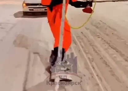 «Так проводил досуг»: Проехавшийся на сноуборде по улицам Ачинска мужчина получил штраф и профилактическую беседу