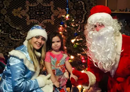 В Центральном районе Красноярска Дед Мороз навестил детей из многодетных семей