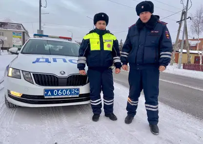 В Красноярском крае сотрудники ГИБДД помогли водителю, у которого закончилось топливо