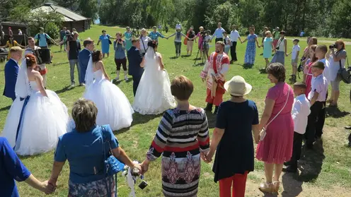 Жителей Иркутской области пригласили отпраздновать свадьбу в Тальцах