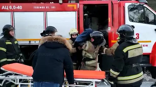 В Иркутске пожарные вынесли женщину из горящей квартиры