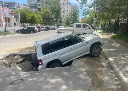 В Центральном районе Хабаровска внедорожник провалился под землю
