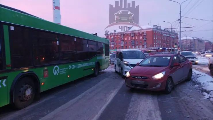 В Красноярске произошло ДТП с участием автобуса и двух автомобилей