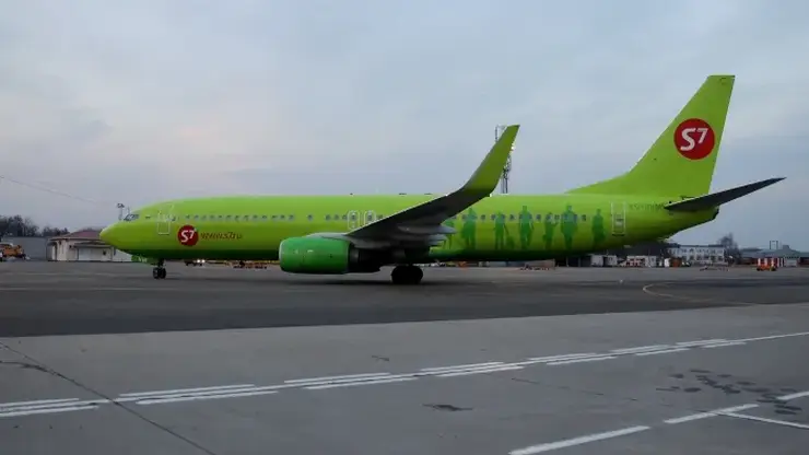 Самолет s7 вынужденно сел в Новосибирске из-за проблем с одним из двигателей