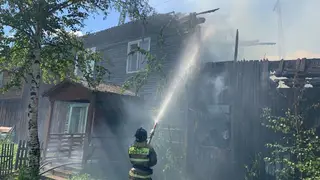 36 человек эвакуировались после возгорания в 2-этажном жилом доме в Лесосибирске 