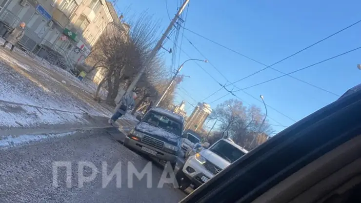 В Красноярске на ул. Аэровокзальной машина провалилась в яму