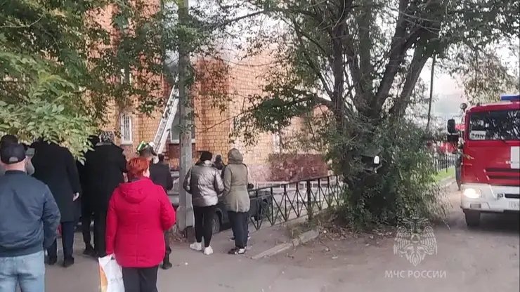 8 человек спасли при пожаре в общежитии на правобережье Красноярска
