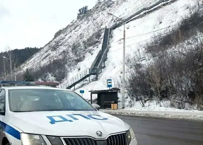 Красноярцев просят не оставлять автомобили вдоль дороги у «Серебряного лога»