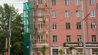 В Ленинском районе ремонтируют фасады домов