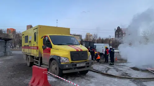 Красноярские коммунальщики начали ремонт повреждения теплосети в районе Цирка