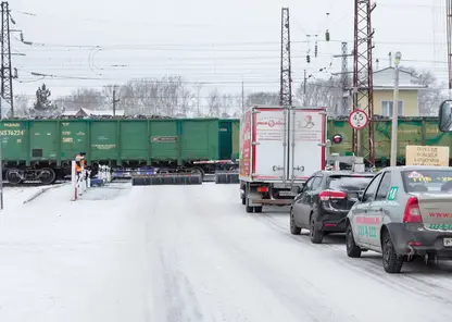 Выезд автомобиля на пути перед приближающимся поездом стал причиной ДТП на железнодорожном переезде города Ачинск Красноярского края