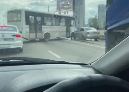 В Красноярске столкнувшийся с легковушкой автобус перекрыл движение на Авиаторов