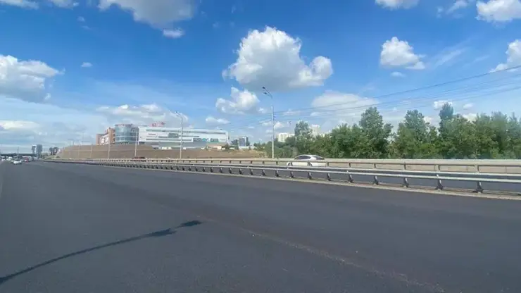 На Октябрьском мосту в Красноярске заменили асфальт на проблемных участках