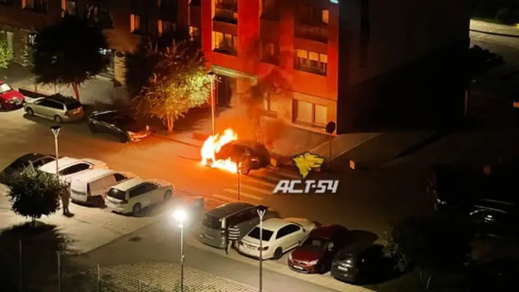В Новосибирске в одном из дворов сгорел автомобиль 