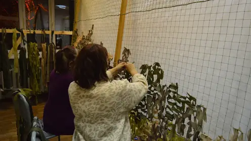 Более 250 маскировочных сетей сплели волонтеры в Октябрьском районе Красноярка