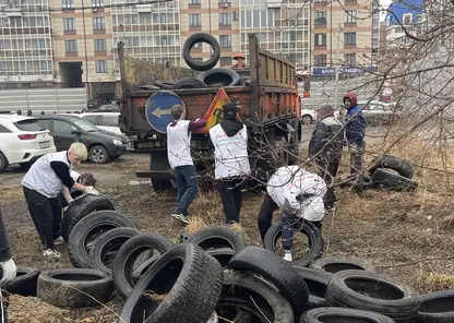 Четыре КамАЗа покрышек сдали на переработку волонтеры Советского района