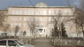 В Красноярске фасад школы №62 затянули защитным материалом