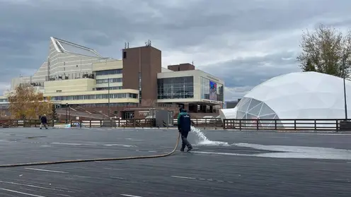 В Красноярске начали заливать каток на площади Мира
