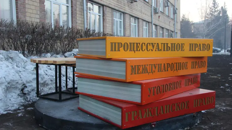 В Красноярске возле юридического института СФУ появился арт-объект «Стол студента»