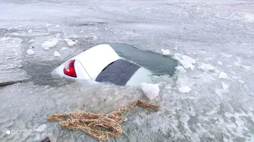 40-летняя женщина погибла в провалившемся под лёд автомобиле на Красноярском водохранилище