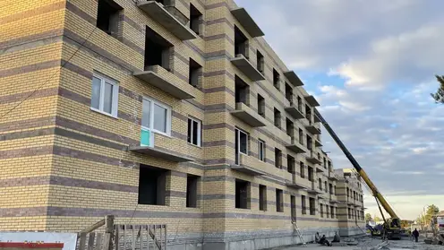 В Новобирилюссах завершается строительство 54-квартирного дома для переселенцев из аварийного жилья