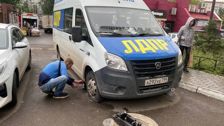 В Красноярске задержали троих парней, которые проткнули колёса машины ЛДПР
