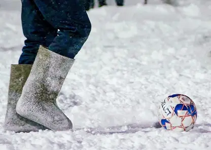 В Норильске прошёл арктический футбольный матч в валенках