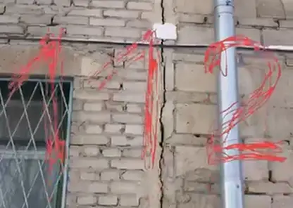 В Новосибирске из-за сильных морозов треснуло здание
