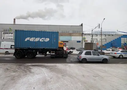 Авария с двумя грузовиками и легковым автомобилем произошла на ул. Глинки в Красноярске