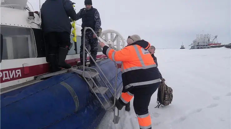 На севере Красноярского края атомный ледоход отрезал льдину с пятью рыбаками