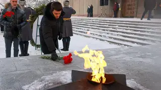 В Красноярске в честь Дня героев Отечества возложили цветы к Вечному огню