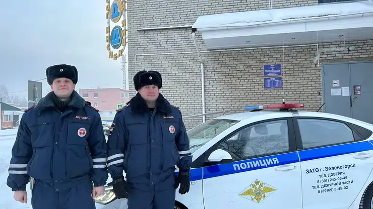 В Зеленогорске инспекторы ДПС спасли замерзающую на трассе семью с ребенком