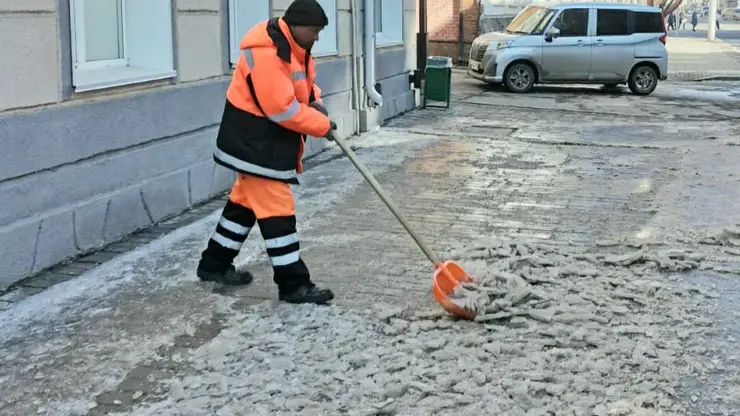 В Железнодорожном районе Красноярска продолжают очищать тротуары от наледи и снега