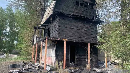 В Ачинске из-за возгорания тополиного пуха уничтожено двухэтажное строение