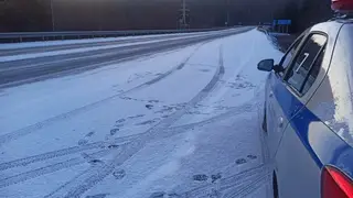 Красноярским автомобилистам напомнили о мерах безопасности на дороге в морозы