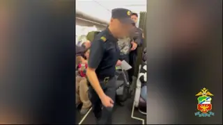 Полицейские Красноярска задержали в самолете неадекватного пассажира