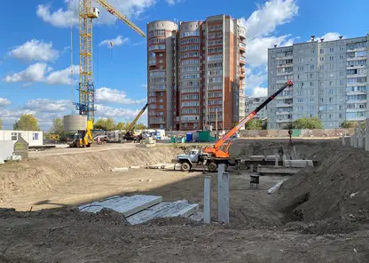 В Красноярске строители начали забивать сваи для будущего детсада на улице Крайней