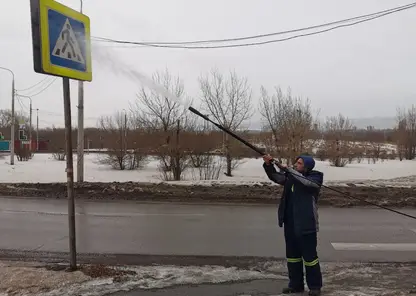 В Красноярске коммунальные бригады ежедневно отмывают до 200 дорожных знаков