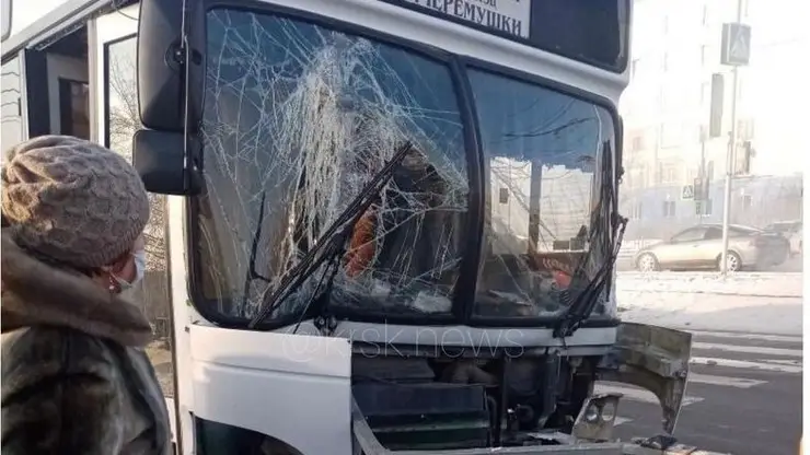 В Красноярске в ДТП с участием автомобиля, автобуса и трамвая пострадали люди