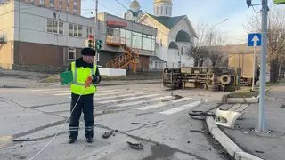 В Красноярске в ДТП перевернулся грузовик