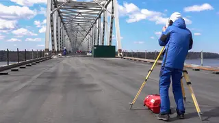 В Красноярском крае начали укладывать асфальт на подъездах к Высокогорскому мосту