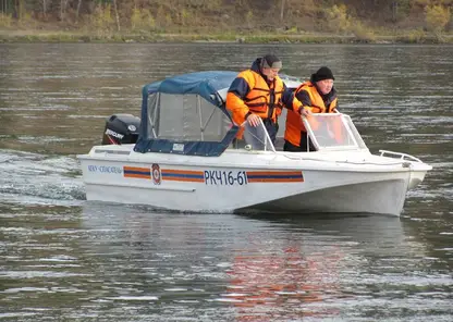 Моторная лодка с тремя людьми перевернулась в Красноярском крае