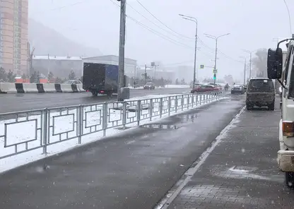 В Красноярске отремонтировали завалившееся ограждение на ул. Свердловская